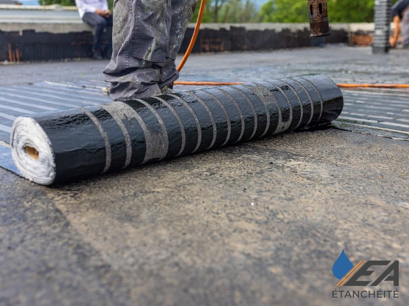Pose membrane bitume — déroulage sur toiture
